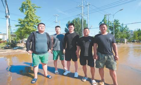 捷希源配资 “铲车侠”身后还有一支“兄弟连”